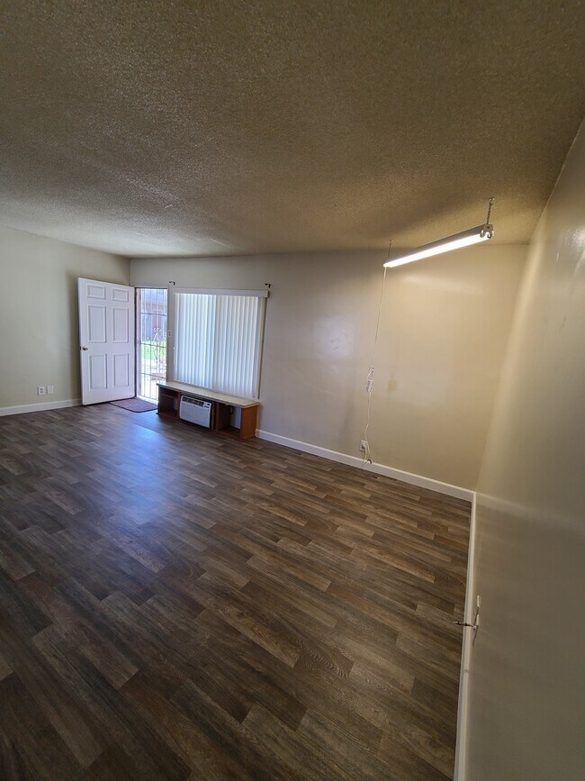 Living Room/ Entrance - 700 W Emerson Ave