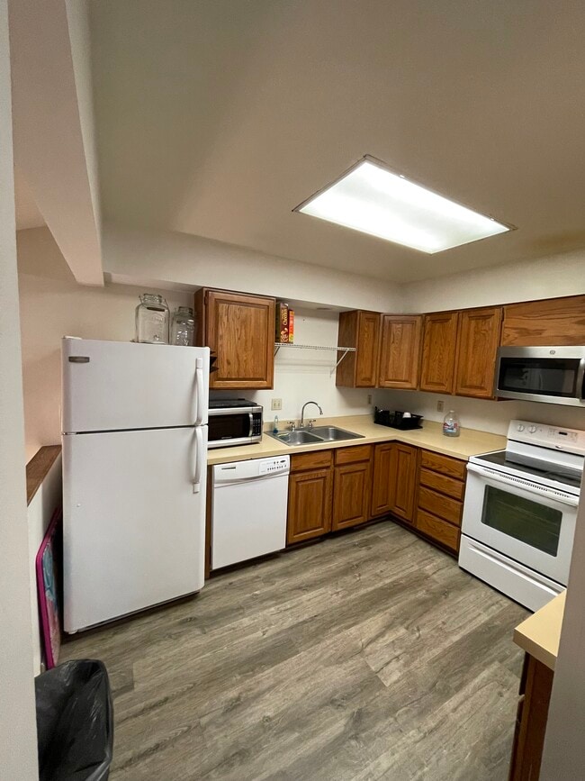 Kitchen - 1351 S Main St