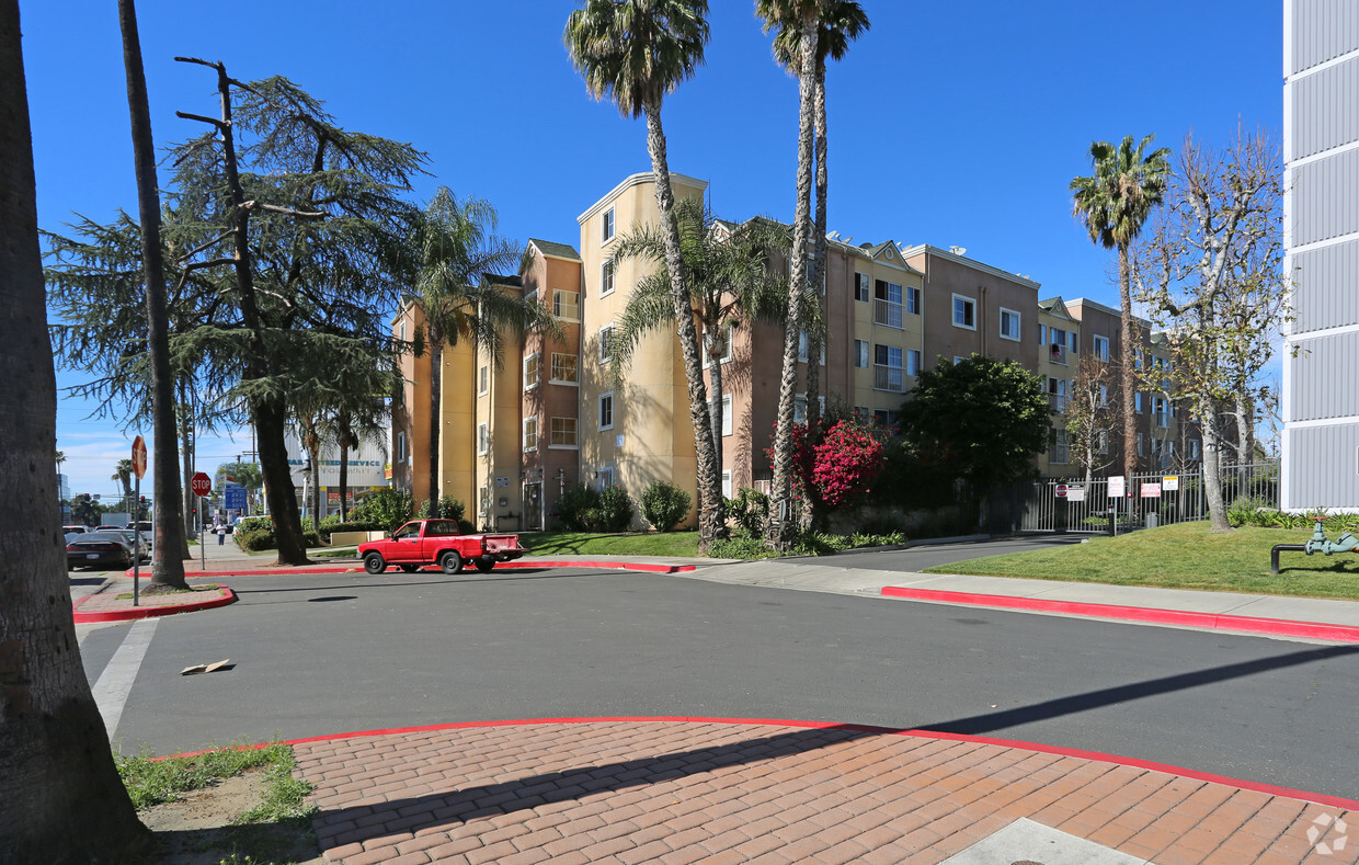 Primary Photo - Oak Tree Village Apartment