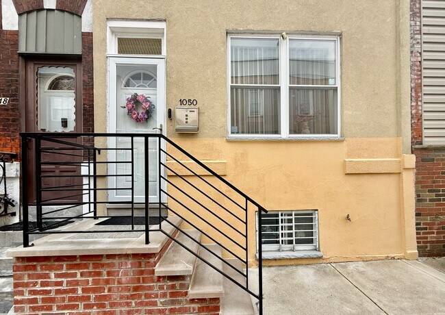 Foto del edificio - SPACIOUS & MODERN 3 BED/2 BA HOUSE w/ Central AC-HARDWOOD Flooring-WASHER/DRYER & Rear PATIO in G...