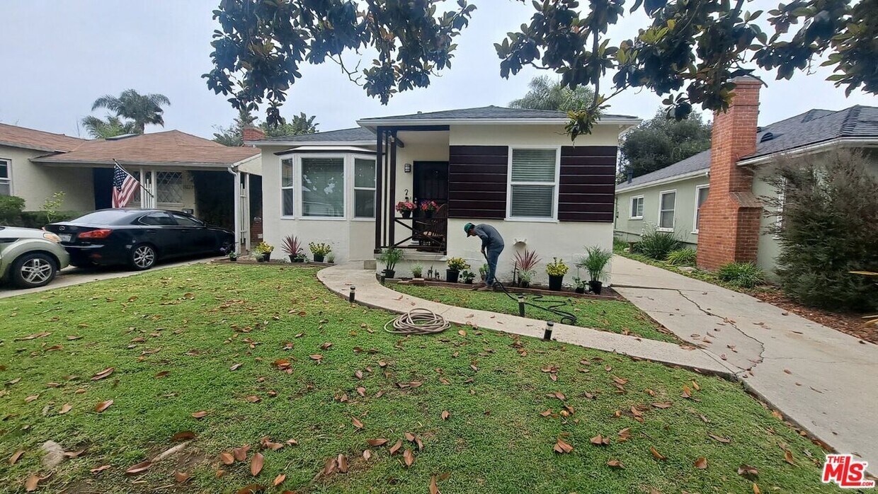 Foto principal - 8024 Regis Way