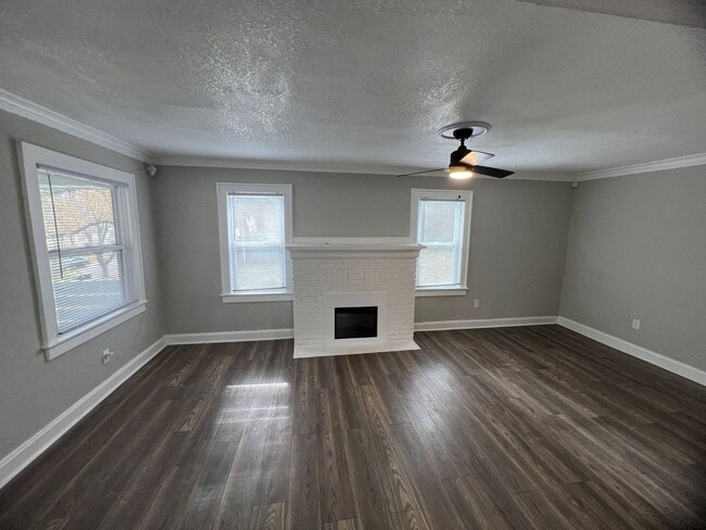 Foto del edificio - Modern Comfort Meets Convenience in This 4-Bed KC Home!