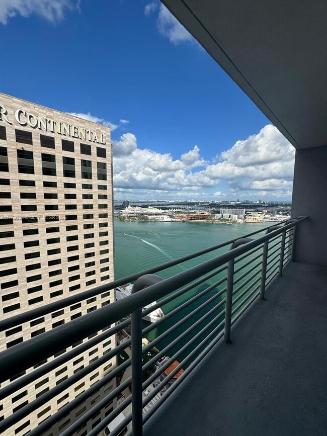 Foto del edificio - 335 S Biscayne Blvd