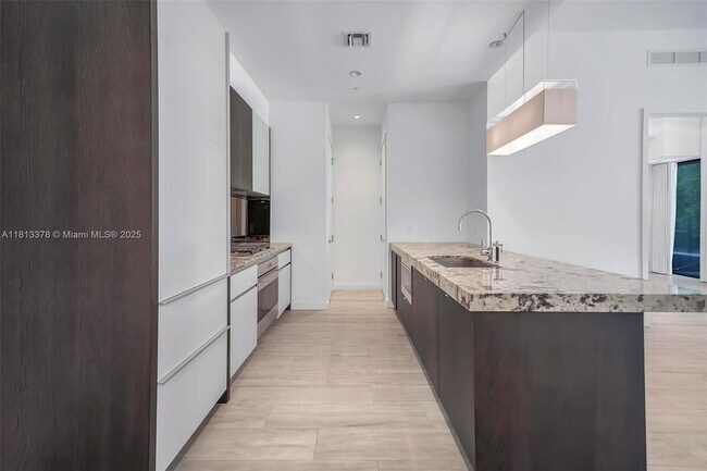 Building Photo - 2831 S Bayshore Dr