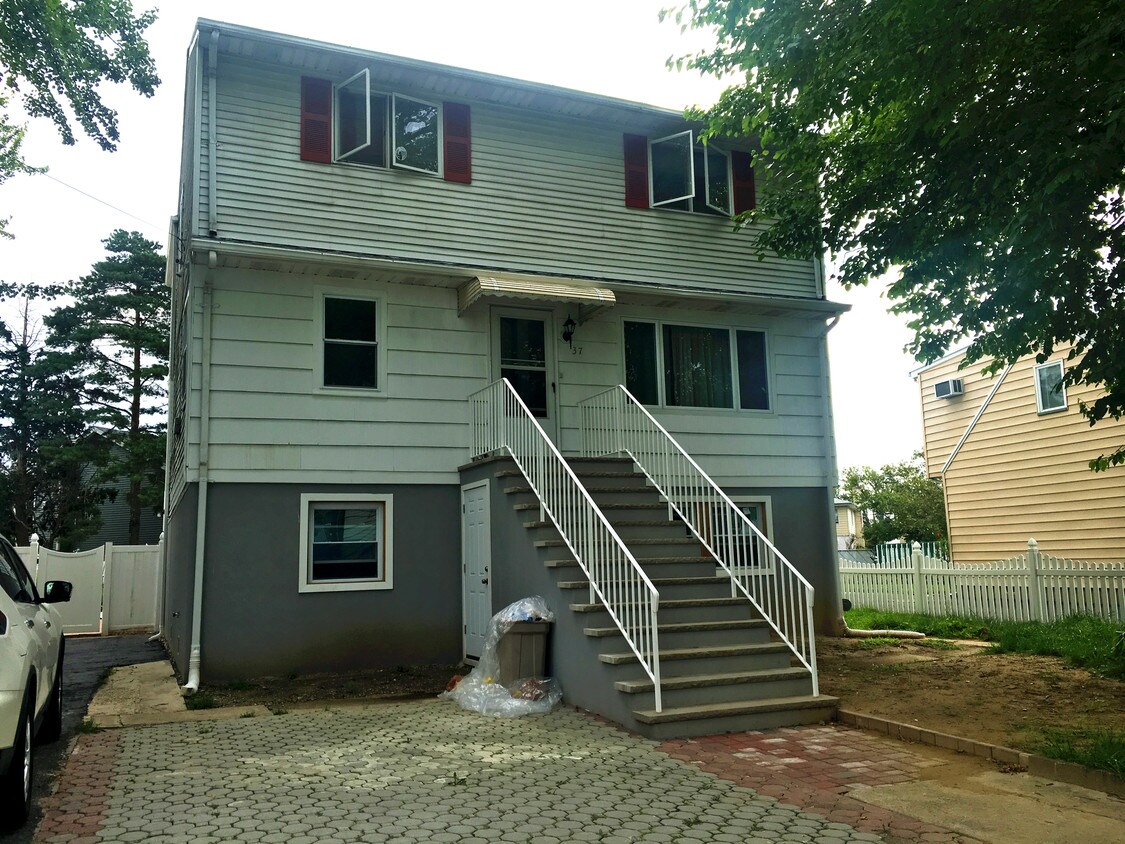 37 Edstan Dr, Moonachie, NJ 07074 Townhouse for Rent in Moonachie, NJ