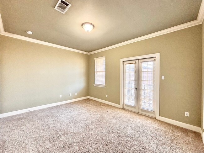 Building Photo - Three Bedroom Townhouse in Gated Community...