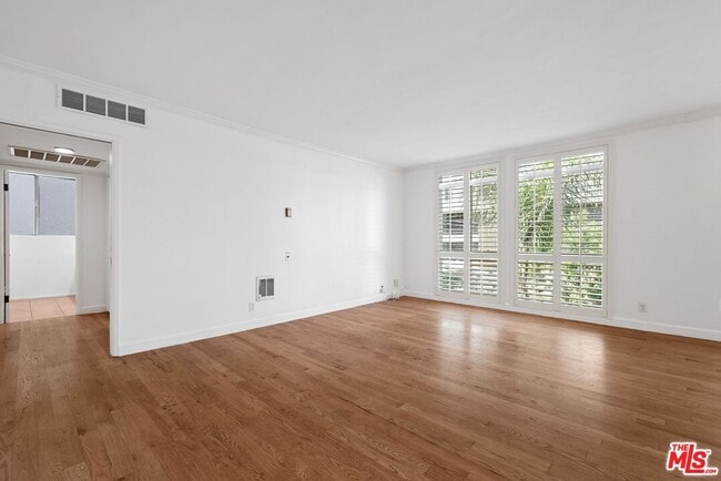 Foto del edificio - 7270 Hillside Ave