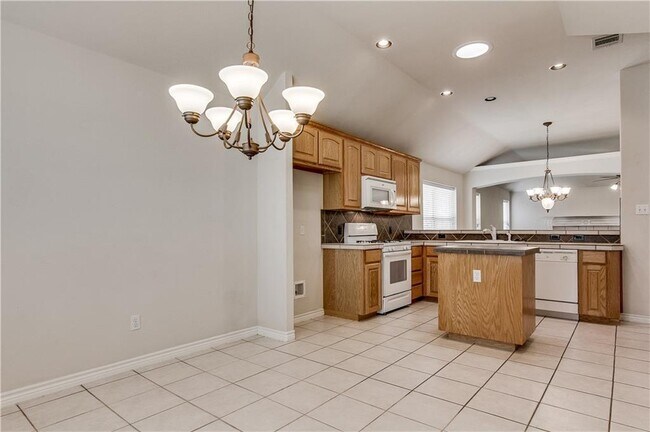 Foto del edificio - Charming 3-Bedroom, 2-Bath Home in Round R...