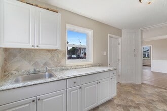 Building Photo - 392 E Maple St