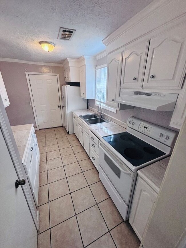 Building Photo - Charming 3-Bedroom Home in a Convenient Lo...