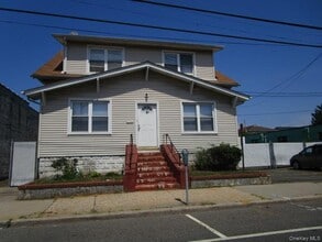 Building Photo - 99 E Merrick Rd