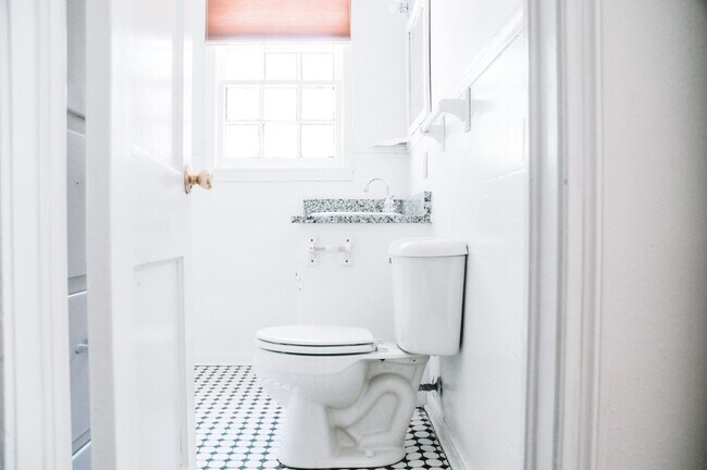 Building Photo - Cute 2 Bedroom 2 Bathroom with lots of cha...