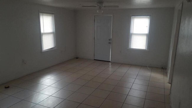 Building Photo - 827 Paris Ave. S. Unit B