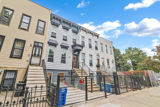 Facade. - 32A Buffalo Ave