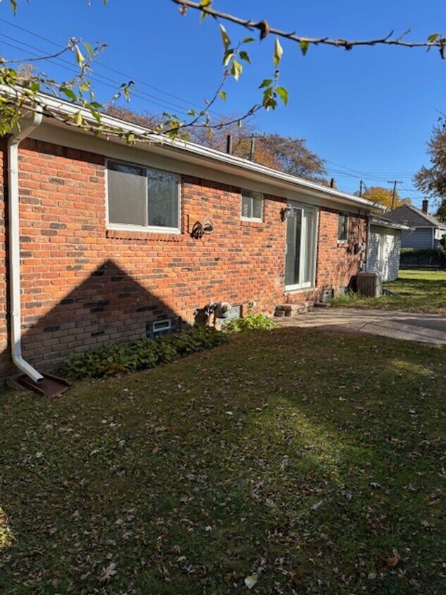 Primary Photo - 3 BED, 1.5 BATH IN DOWNTOWN PLYMOUTH