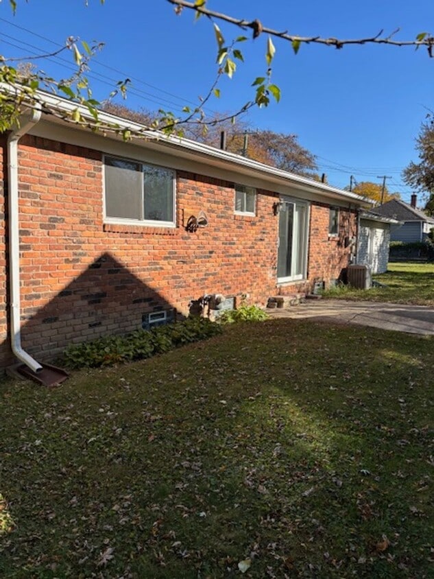 3 BED, 1.5 BATH IN DOWNTOWN PLYMOUTH - 3 BED, 1.5 BATH IN DOWNTOWN PLYMOUTH