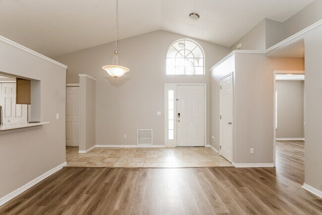 Foto del edificio - 466 Valencia Pl Cir