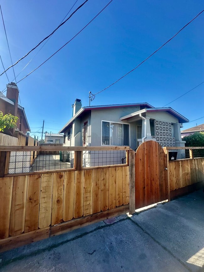Building Photo - Charming single family home available for ...