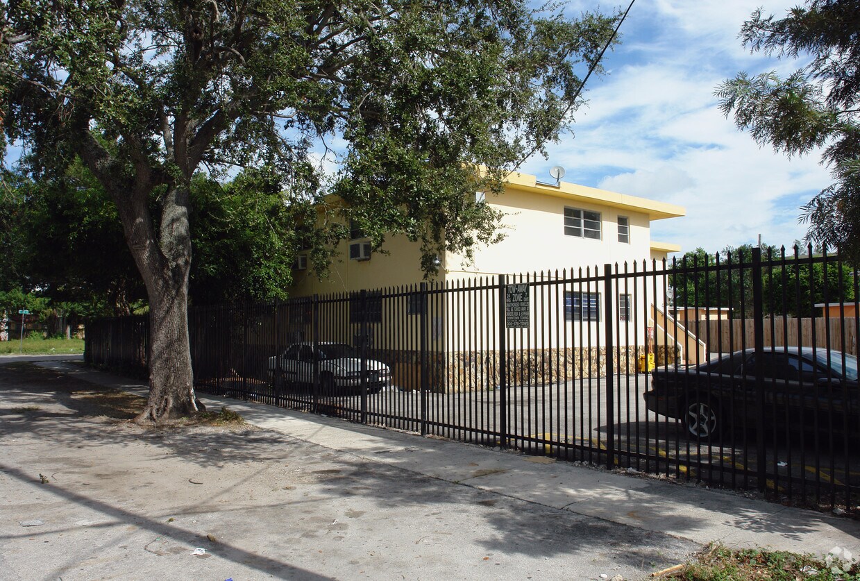 Building Photo - 160 NE 55th St