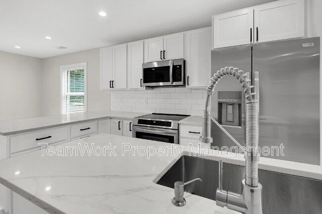 Building Photo - 1752 Skinner Ave