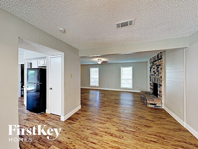 Foto del edificio - 4810 Glenvillage St