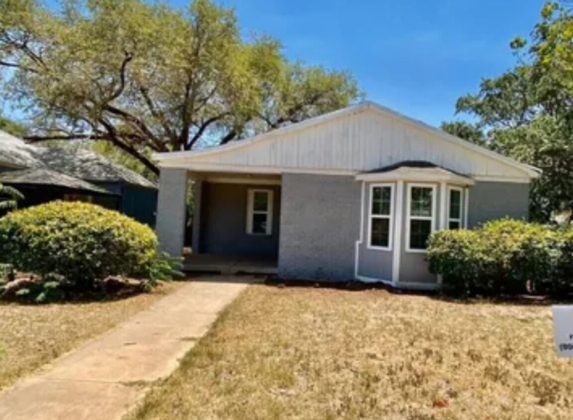 Primary Photo - Large 2 Bedroom House