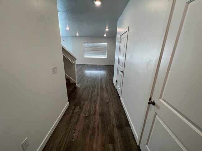 Building Photo - 632 N Sugar Beet Dr