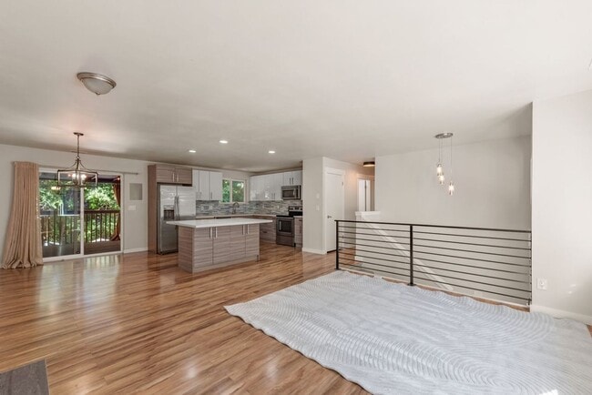 Building Photo - Stunning 4BR/2.5BA Home in Lake Forest Park ?