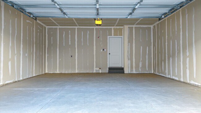 Building Photo - Beautifule New Townhome in Salem