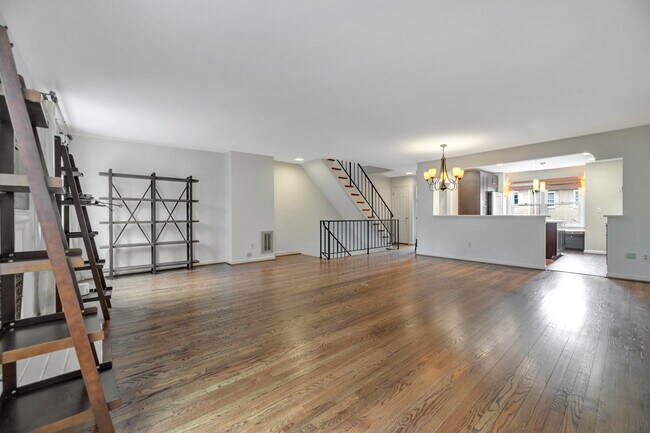 Foto del edificio - 1053 N George Mason Dr