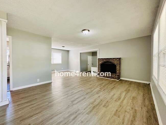 Foto del edificio - Ranch Style Home in KCMO w/ LVP Floors, SS Appliances and a Fenced Yard!