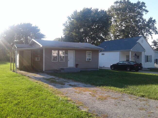 Building Photo - 1631 N Oak Grove Ave