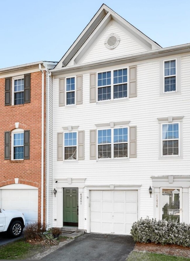 Building Photo - 45461 Bluemont Junction Sq