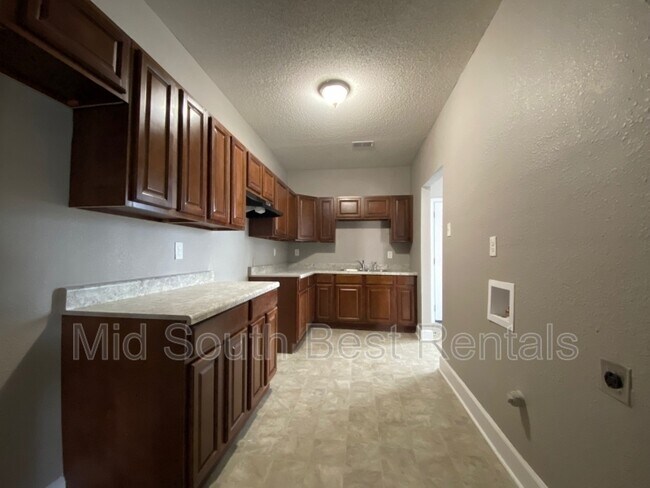 Building Photo - 565 E Davant Ave