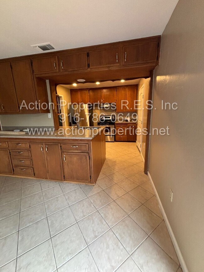 Foto del edificio - Move In Special! Central Roseville -  4 Bed, 2 Bath - Single Story - Separate Living and Family R...