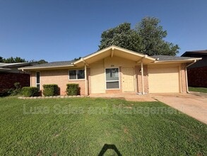 Building Photo - 205 S Meadow Ln