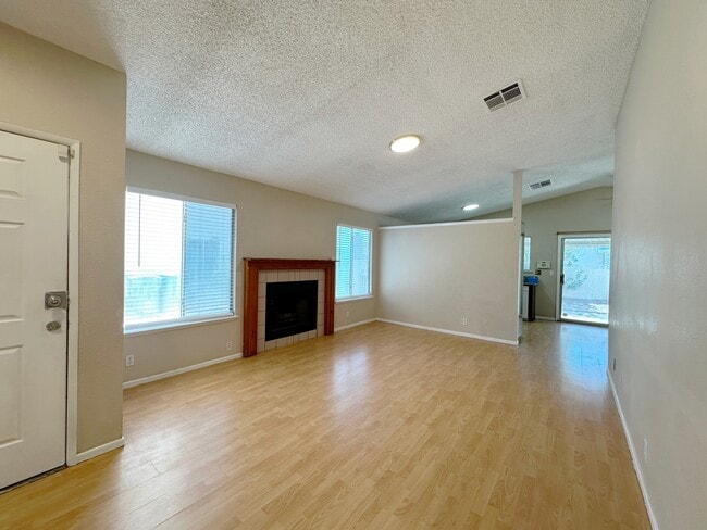 Building Photo - 2321 Valley Dr