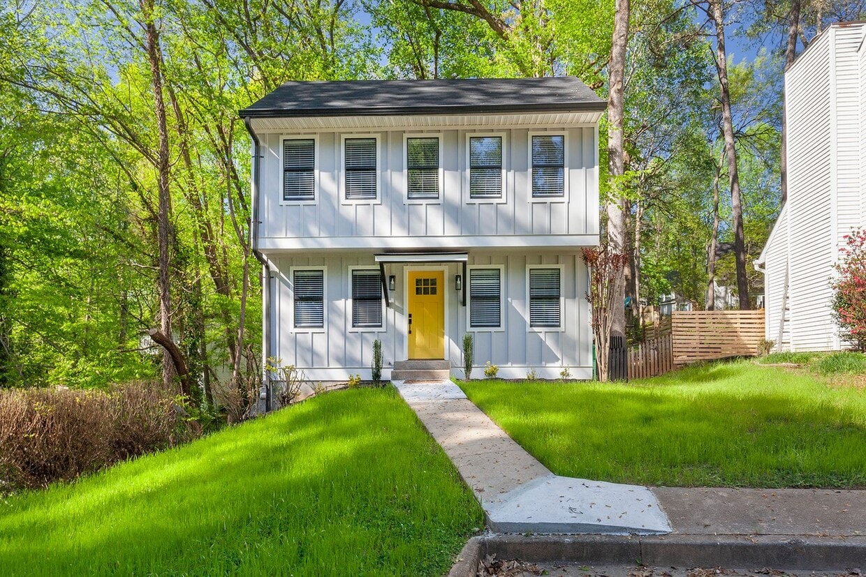 3bd/3ba Home w/ Fully Fenced Backyard and Deck! - 3bd/3ba Home w/ Fully Fenced Backyard and Deck!