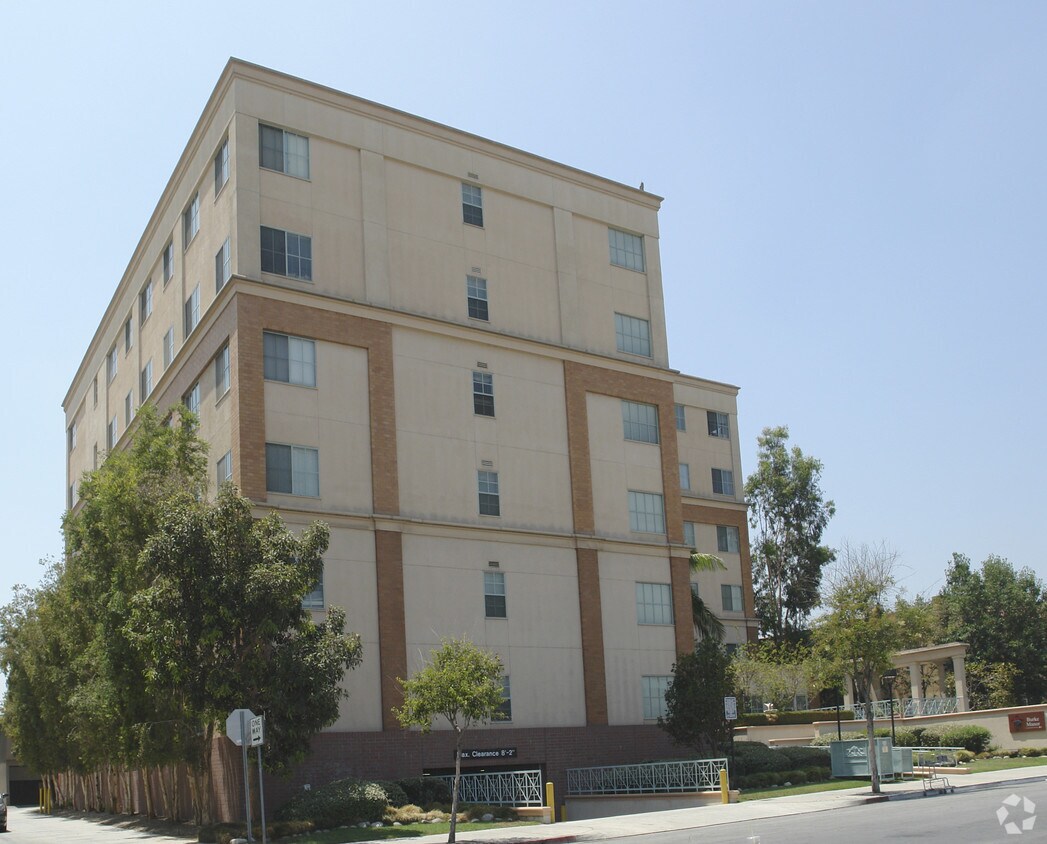 Building Photo - Burke Manor
