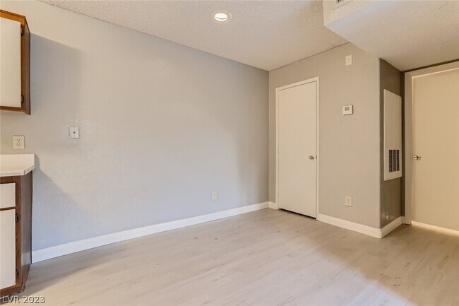 Foto del edificio - 220 Mission Newport Ln