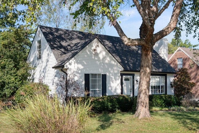 Building Photo - 4 Bed 2 Bath Home with a large kitchen and...