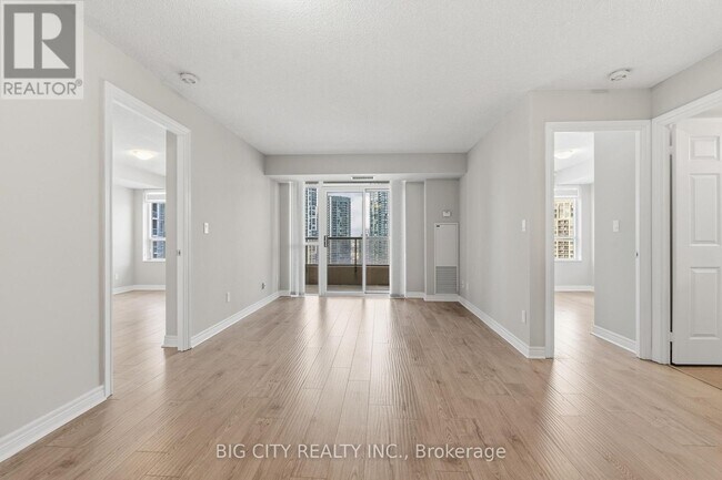 Photo du bâtiment - 310 Burnhamthorpe Rd W