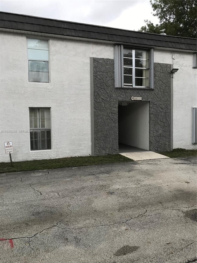 Building Photo - 10353 N Kendall Dr