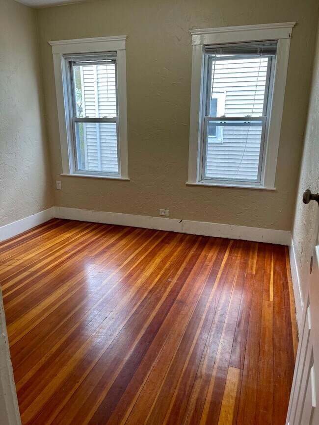 Foto del edificio - 113-115 Fellsway West Unit 2