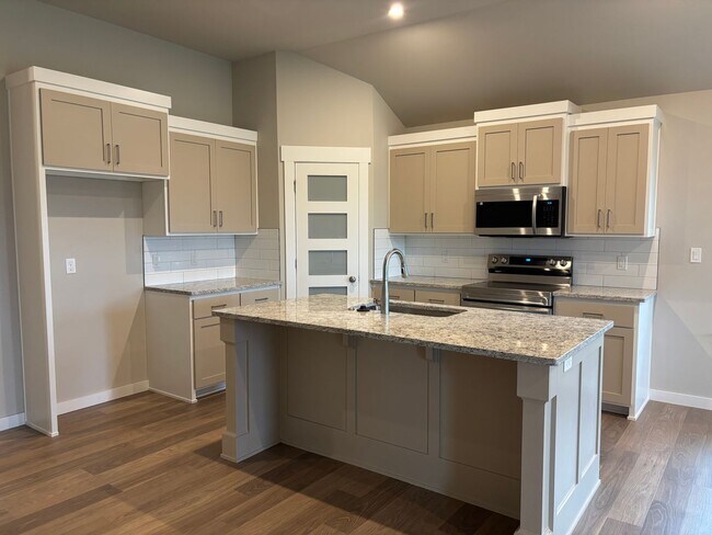 Building Photo - Brand New Duplex!