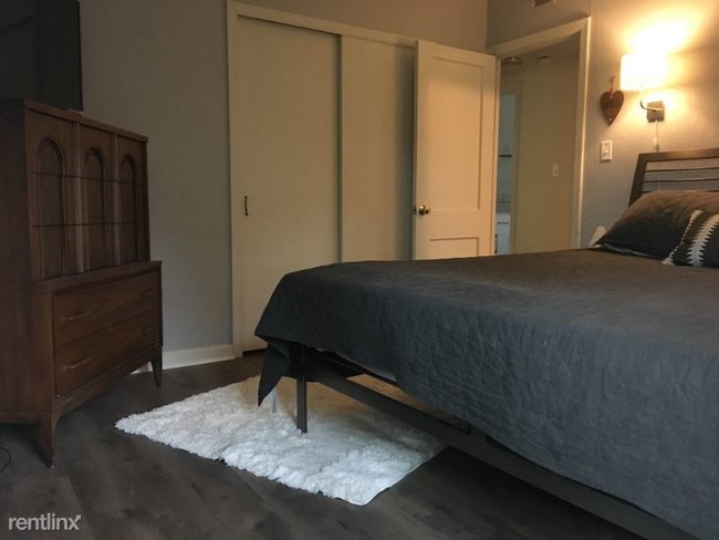 Foto del edificio - 8035 N Poplar Dr