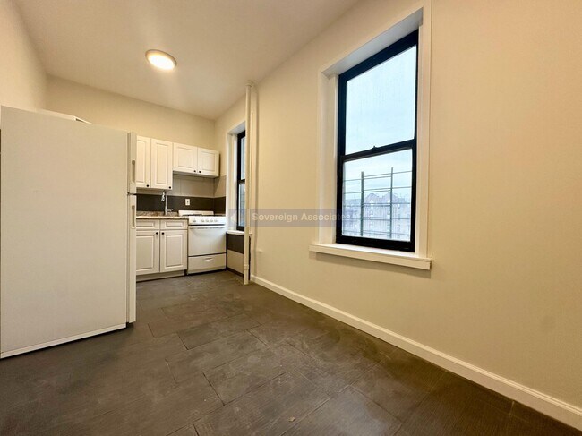 Building Photo - 3015 Roberts Avenue