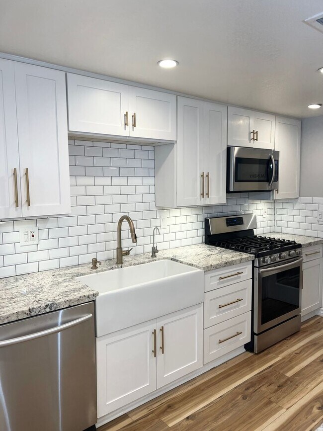 Building Photo - 4 Bed/ 3 Bath Yorba Linda Home with 2 Car Garage