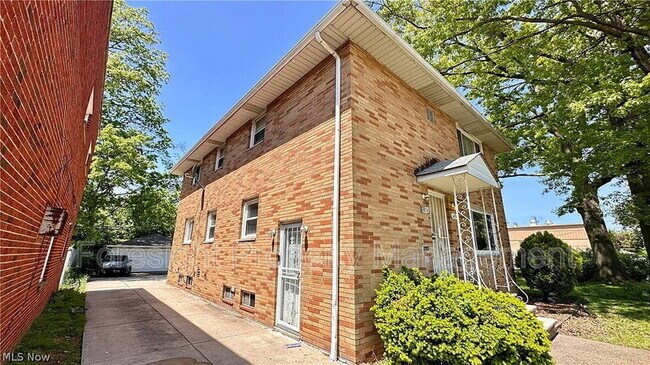 Foto del edificio - 1434 E 222nd St