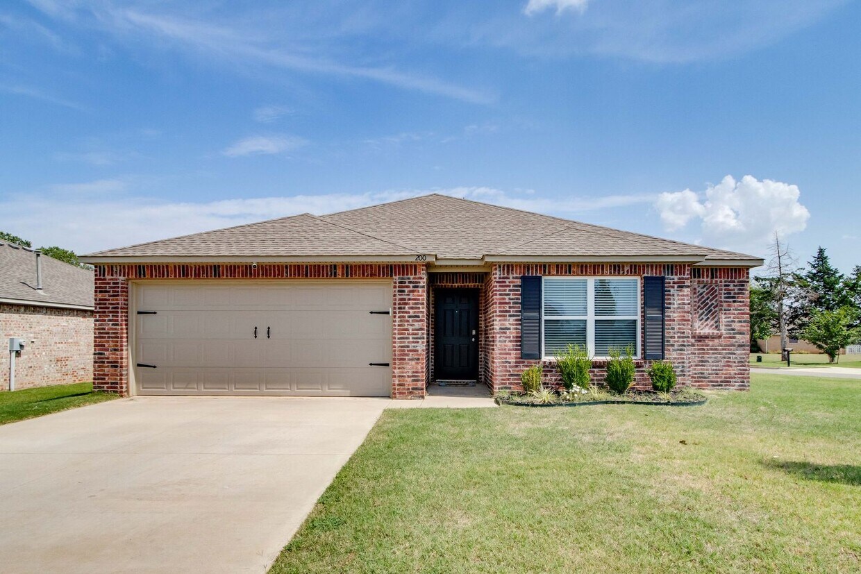 Primary Photo - Newer four bed home in Edmond schools